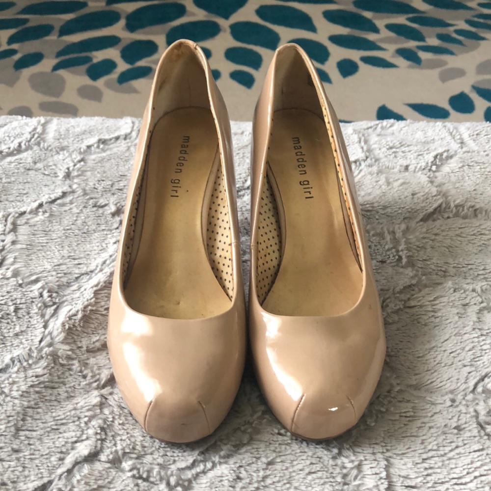 Nude Patent Pumps